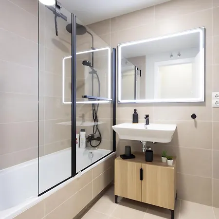 Home2book Stylish Pool & Terrace 아파트